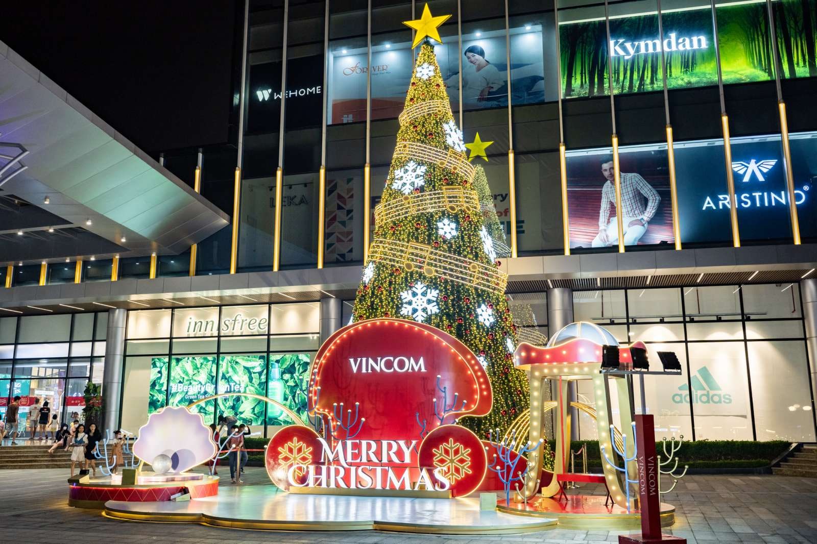 In December, the Christmas spirit fills every corner of Hanoi, making the city incredibly festive and dazzling